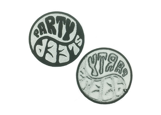 Verknüpfte Grenze Personalisierte Stickplatten Kleiderzubehör fournisseur