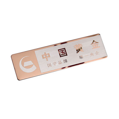 Custom Business ID Emblem Metall Lapel Pin Gold Name Tag Abzeichen mit Magnethalter fournisseur